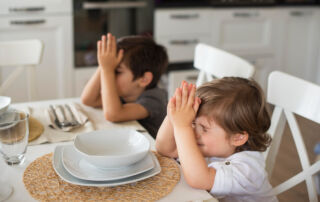 Children pray at the dinner table. Photo created by freepik